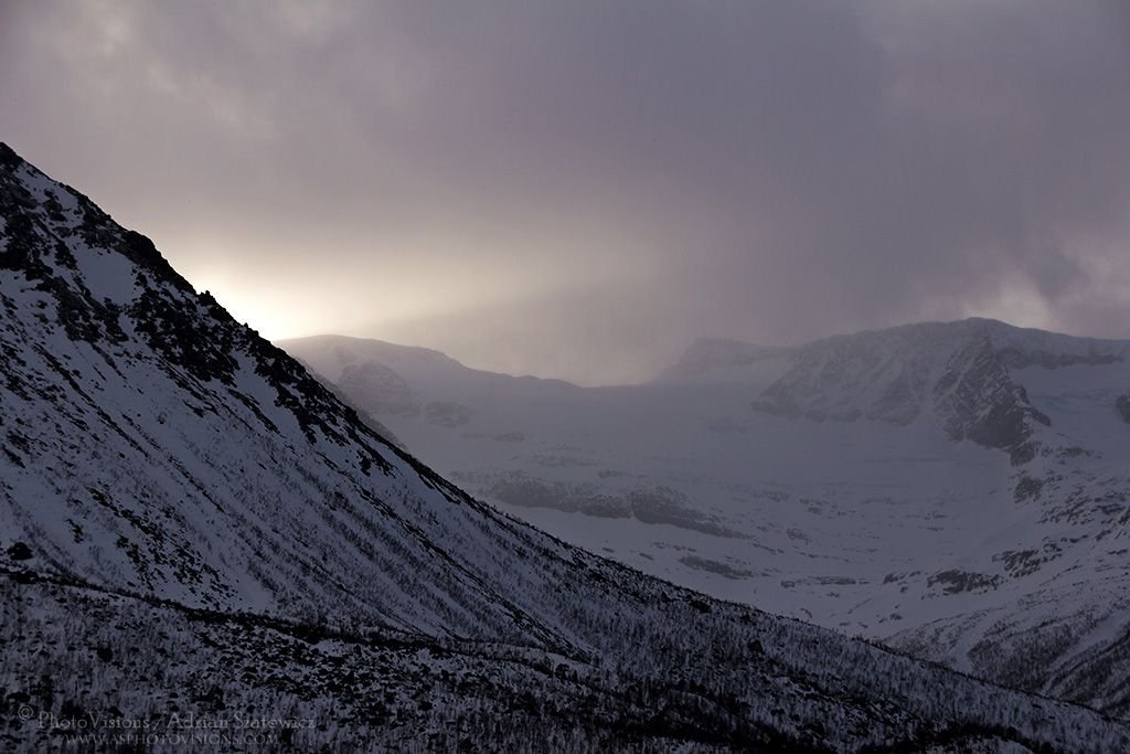 TR012-Mysterious_light_over_Innerdalen_valley.jpg