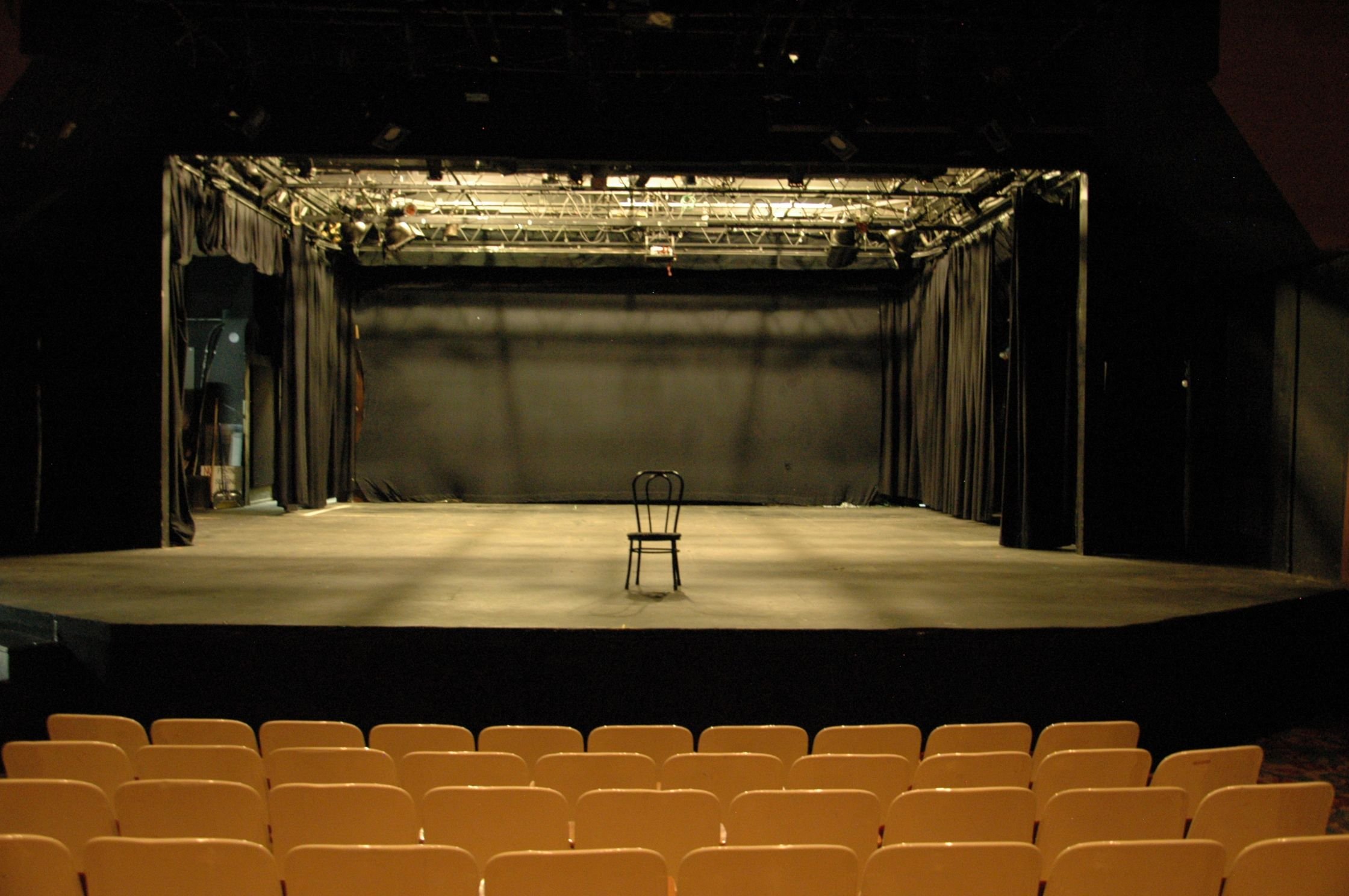 635723126017675578-525498596_EMPTY-STAGE-2.jpg