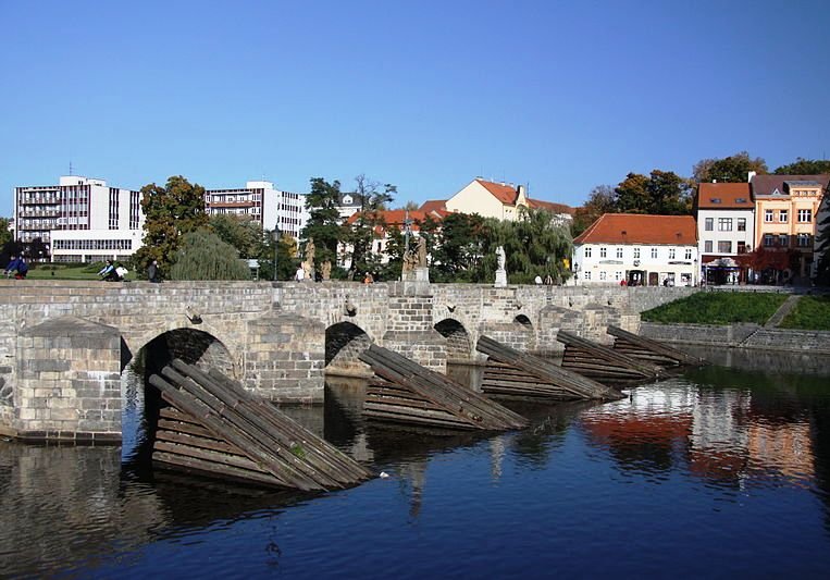 800px-Pisek_Stone_Bridge_from_Vystaviste_in_2011.JPG