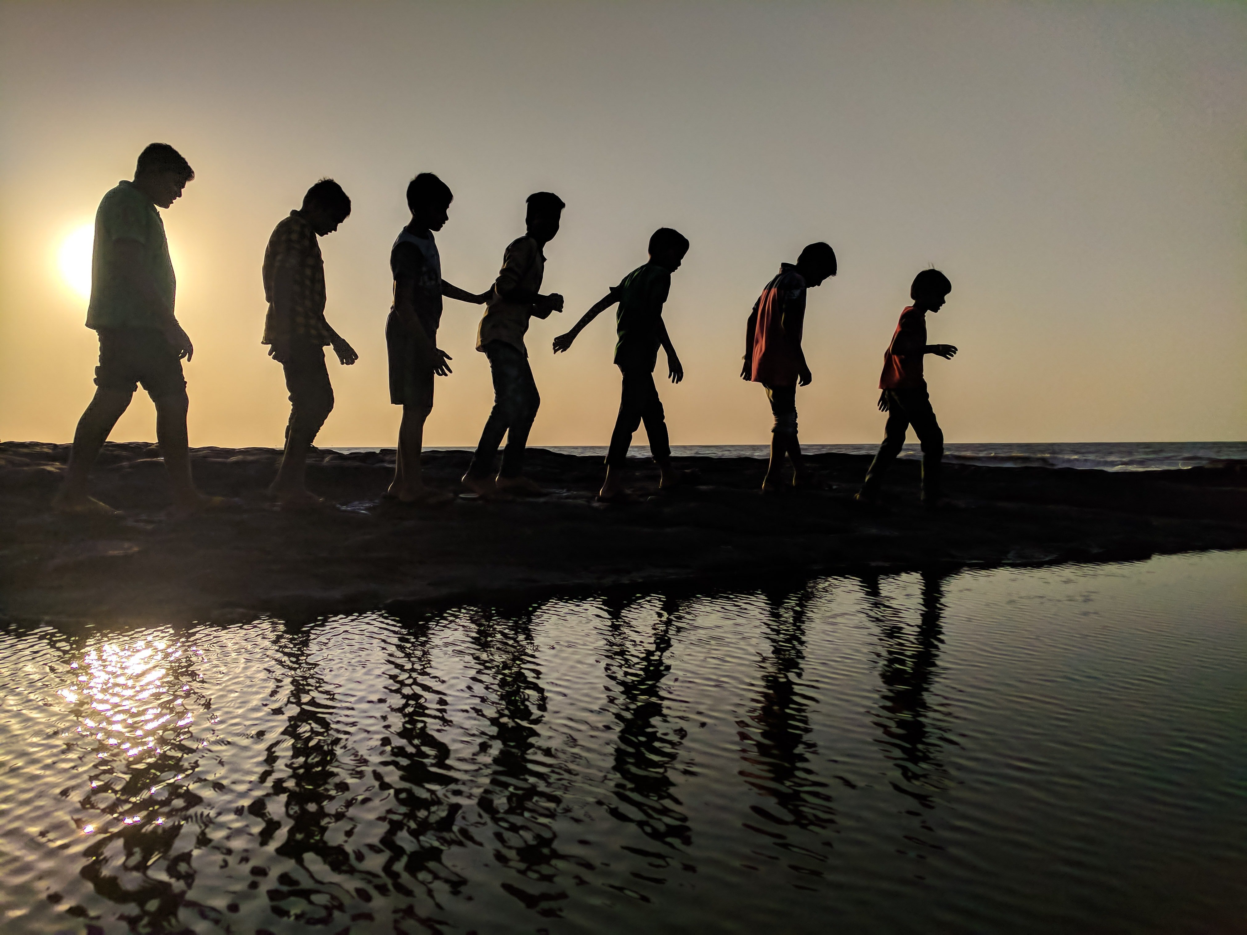 backlit-beach-children-939700.jpg