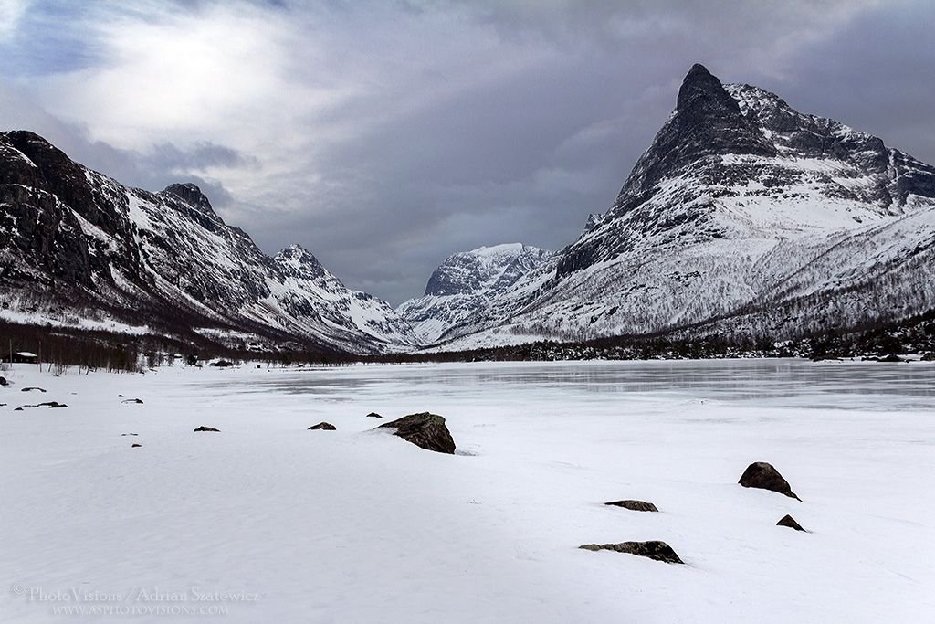 TR013-Frozen_Innerdalsvatna_lake.jpg