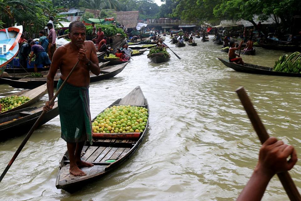 Floating guava market, Swarupkati, Barisal.jpg