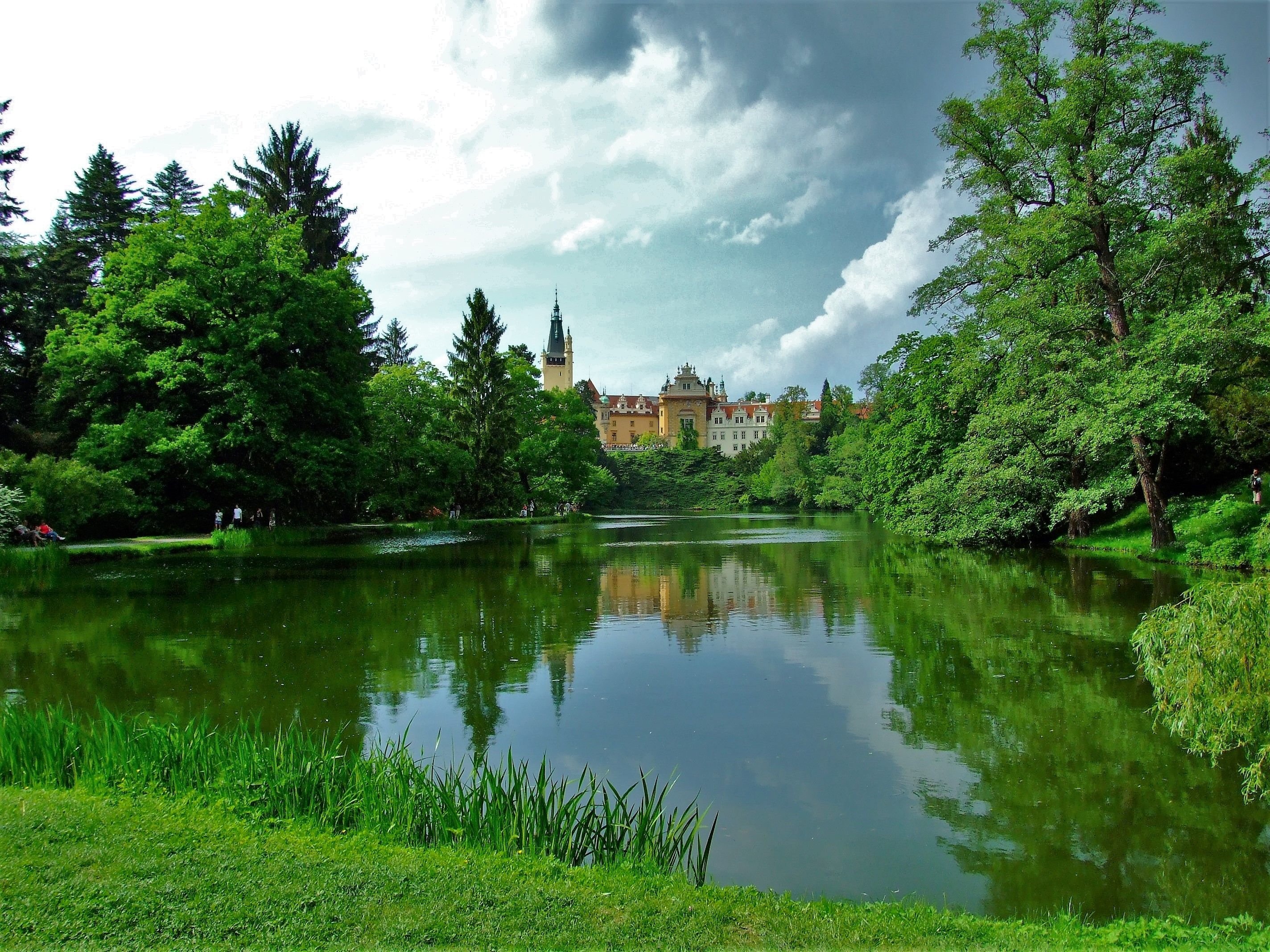 Průhonice,_zámecký_park,_pohled_na_Pozdámecký_rybník.jpg