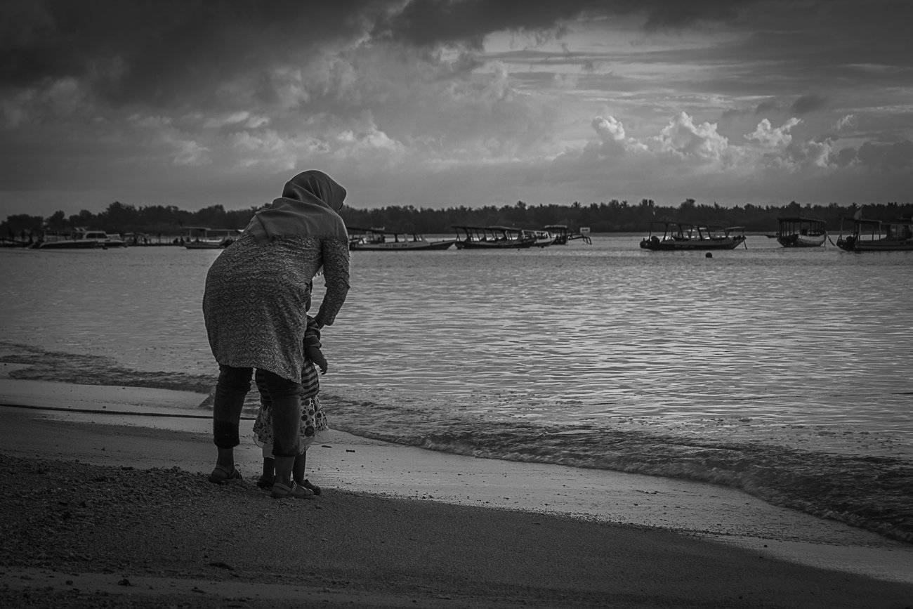 Gili sunrise womn and baby2 bw.jpg