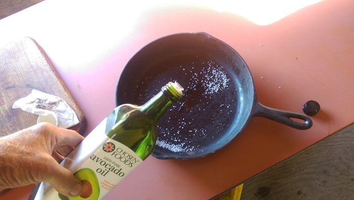 clean cast iron with salt 4.jpg