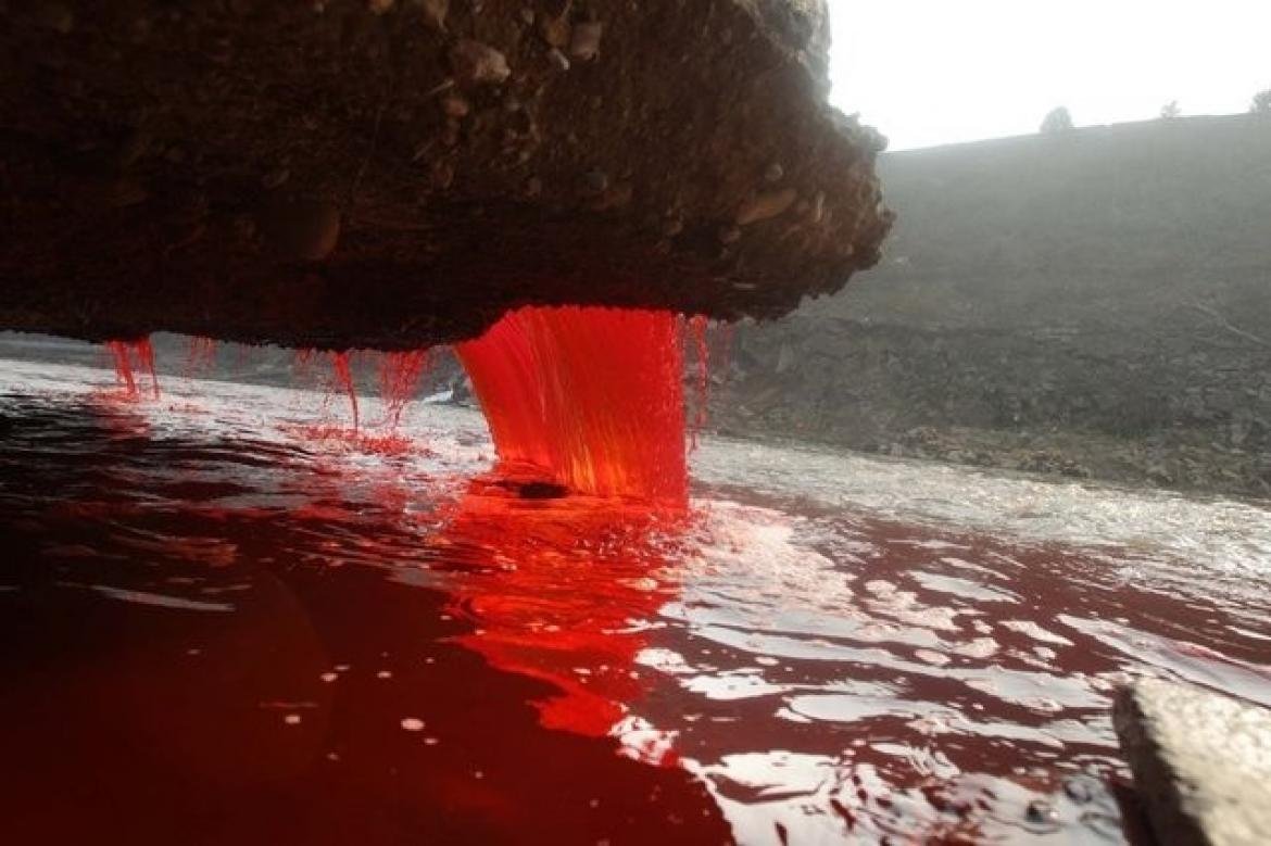 206215-chinese-river-turns-blood-red.jpg