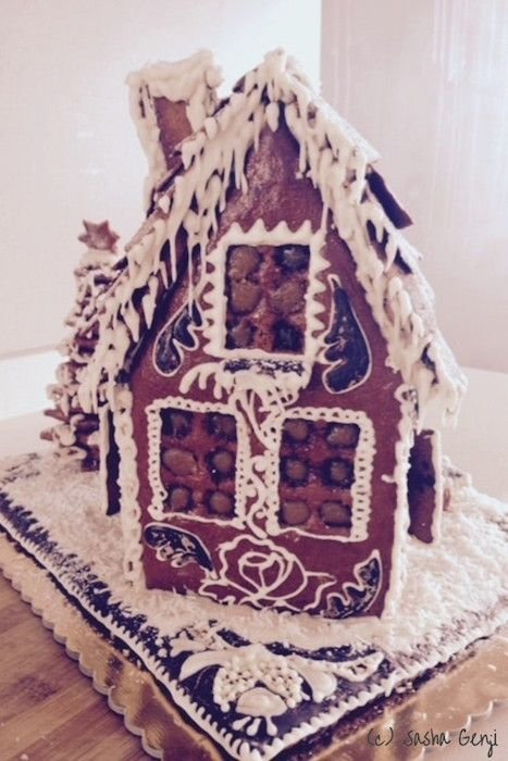 gingerbreadhouse_by_sashagenji_4.jpg