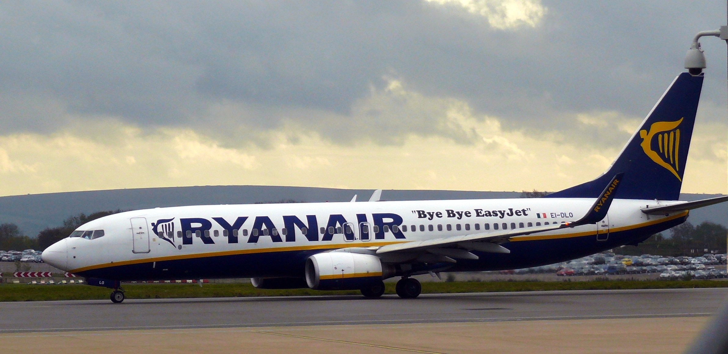 Bristol_airport_ryanair_EI-DLO.JPG