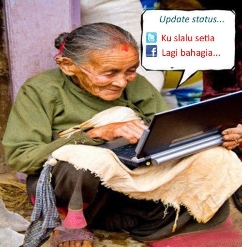 gambar-lucu-nenek-main-laptop.jpg