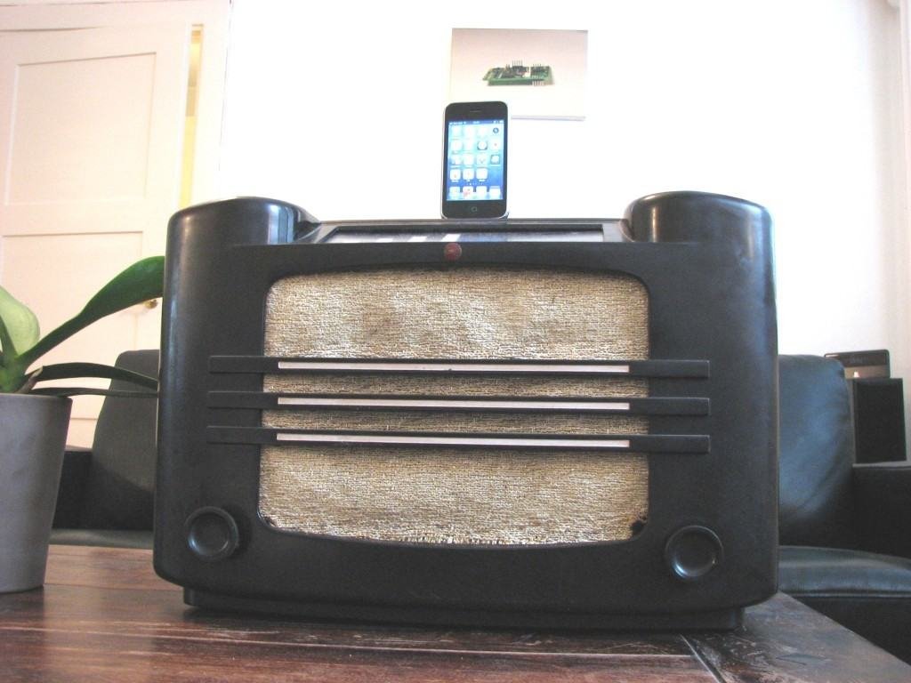 finished-iphone-dock-radio-mod-2-1024x768.jpg