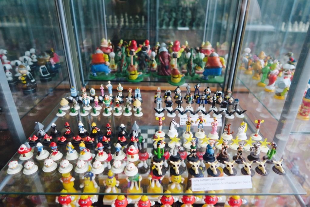 cartoon figures chess.jpg