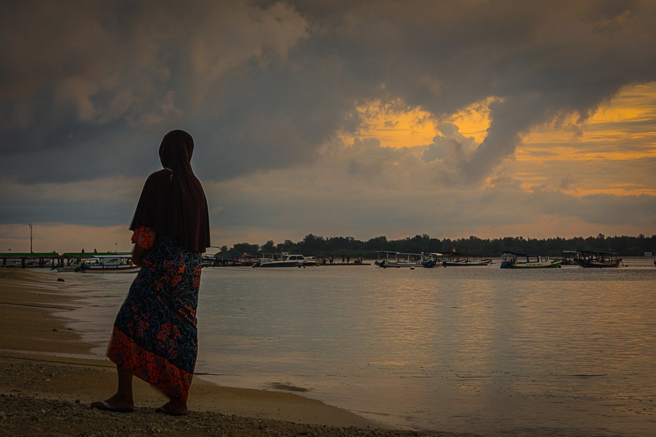 Gili sunrise woman 2.jpg