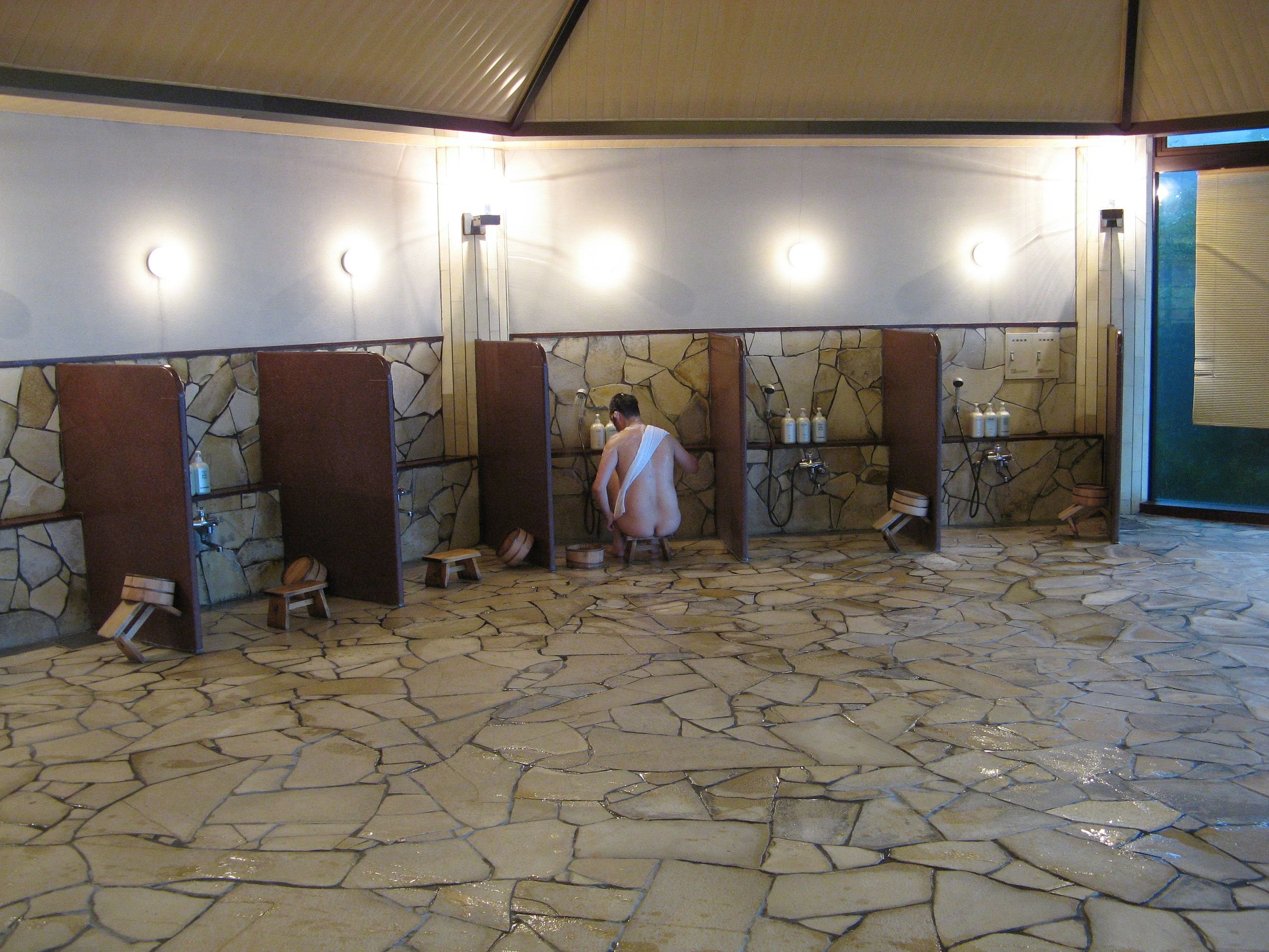 Onsen-4-washing-cubicles_-_20071009.jpg