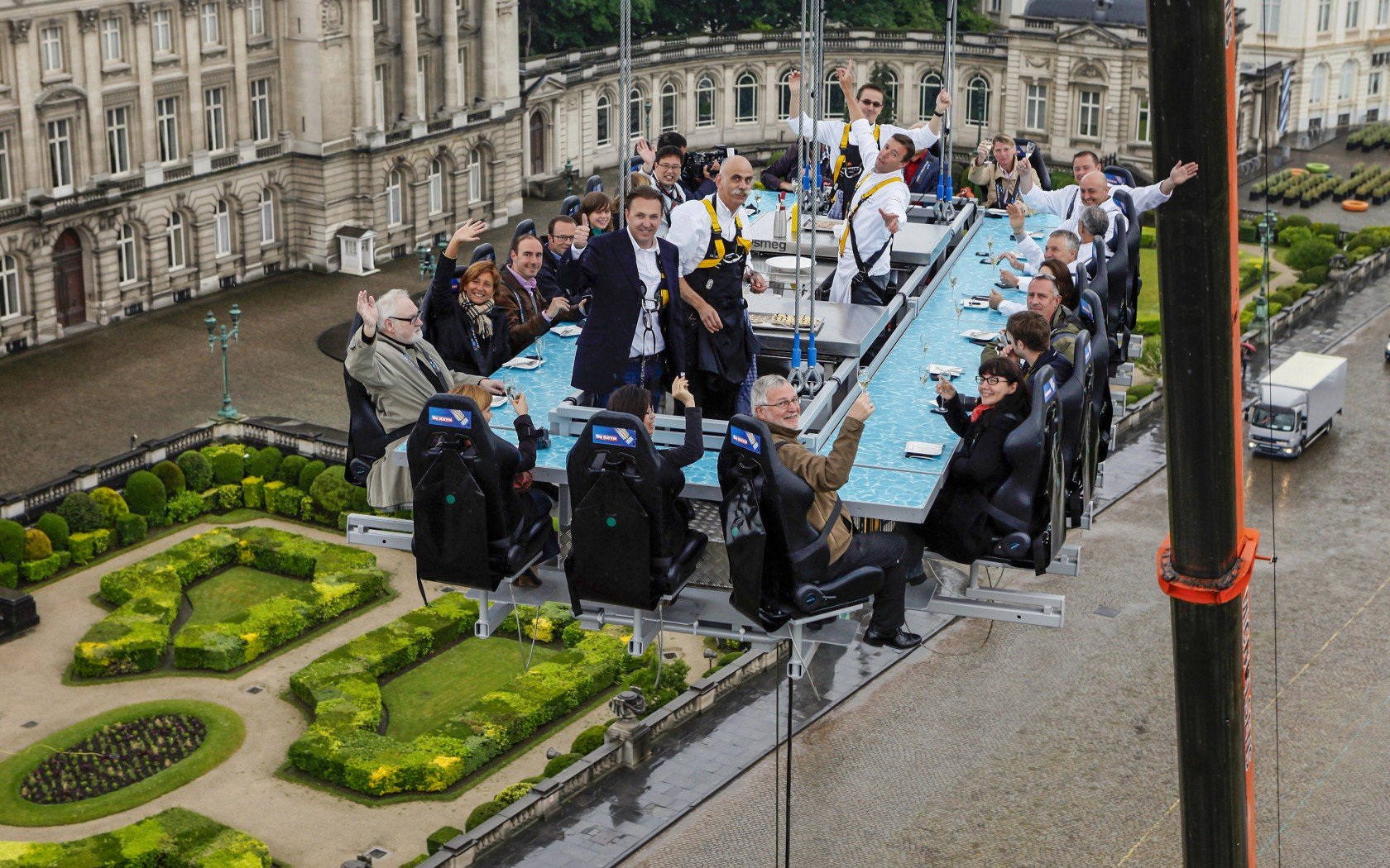 dinner_in_the_sky_brussels_2.jpg