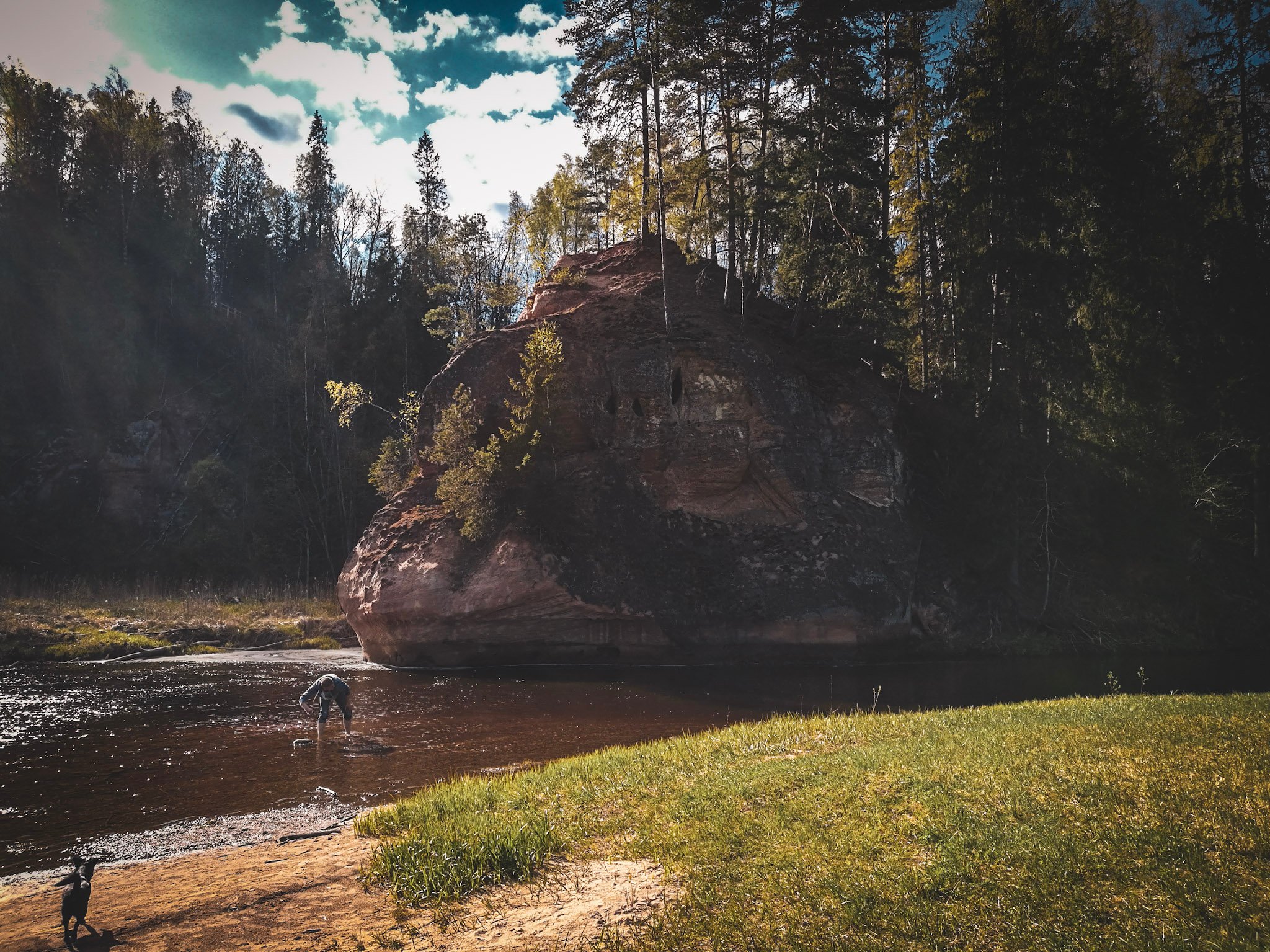 zvertes-rock-amata-river.jpg