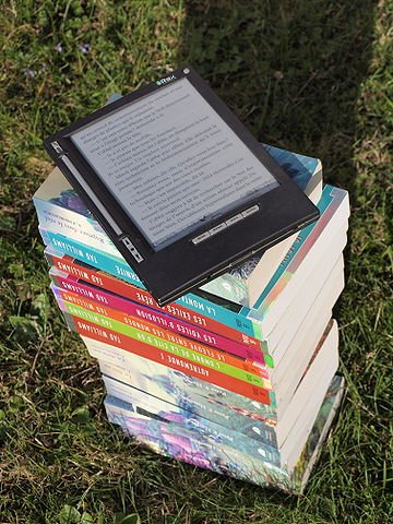 360px-Bouquin_electronique_iLiad_sur_une_pile_de_livre_dehors_au_soleild6492.jpg