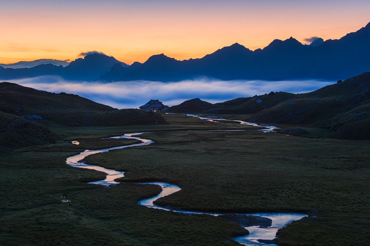 The Neue Regensburger Hütte during dawn