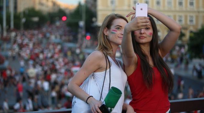 ini-gaya-unik-dua-fans-cantik-hungaria-selfie-di-piala60b08.jpg