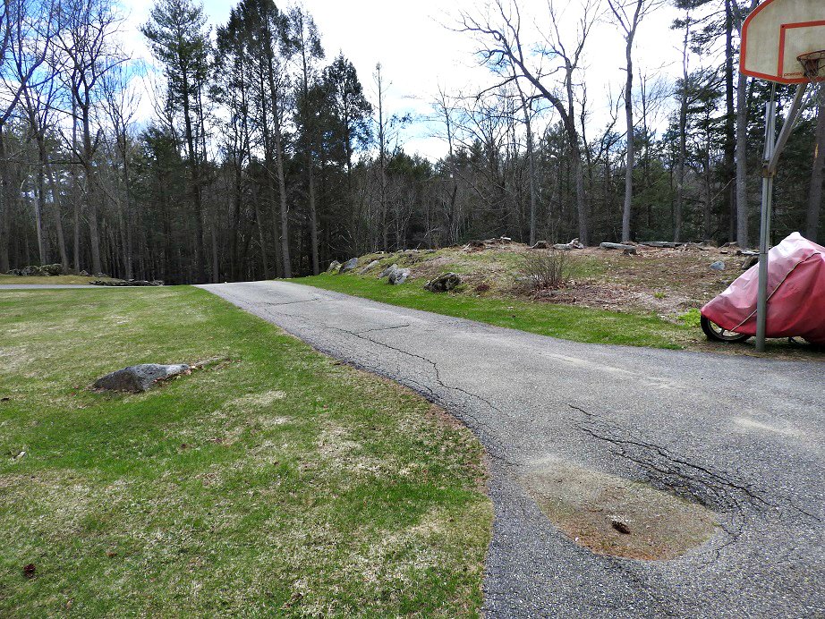 As I've done a few times before, here's another meander down my driveway for today's #wednesdaywalk challenge