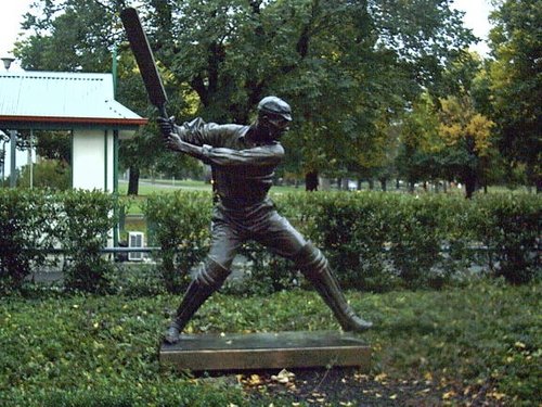 Cricket sculpture at MCG.jpg