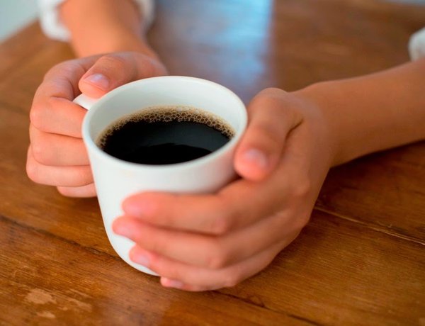 taza de cafe y manos.jpg