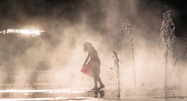 DEK Photography - A dancing girl at the fountain