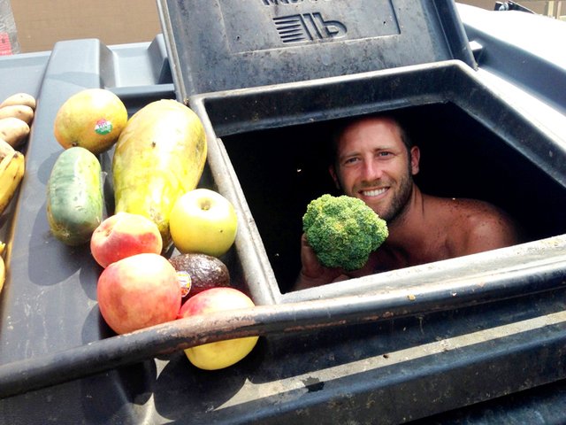 Dumpster-Diving-Across-Wisconsin-with-Rob-Greenfield2-1024x768