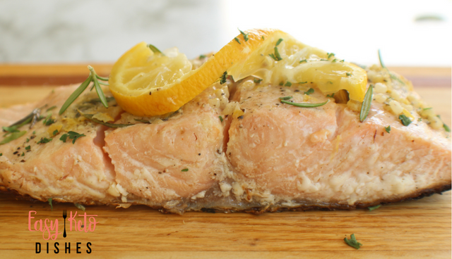 Need a light, tasty dish for when it’s hot outside? Try this moist, flaky, grilled salmon with lemon, rosemary and garlic!