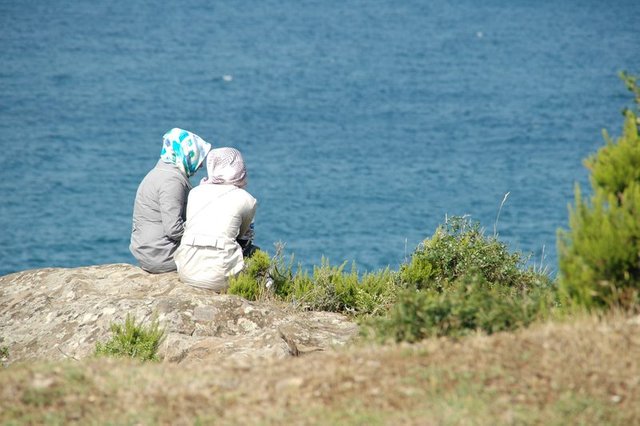 Non-swimming girls at Hamsilos bay