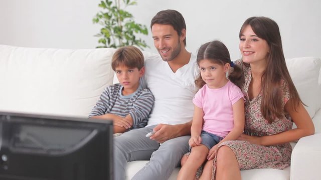 Resultado de imagen para ver television en familia