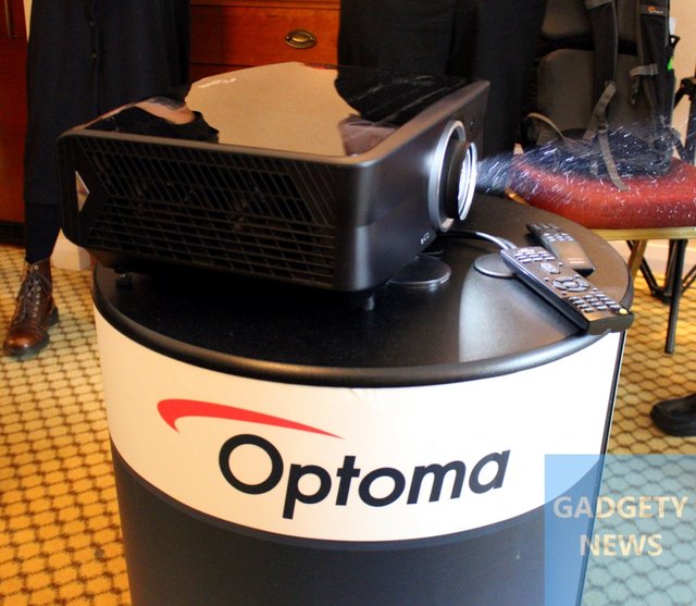 optoma UHZ65 projector