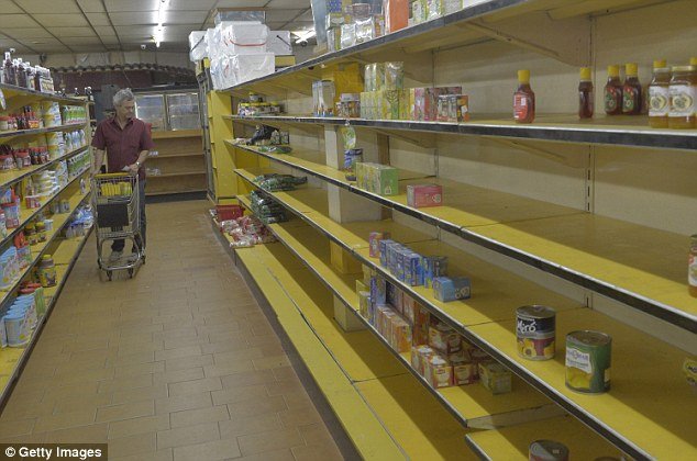 Leere Supermarktregale in Venezuela