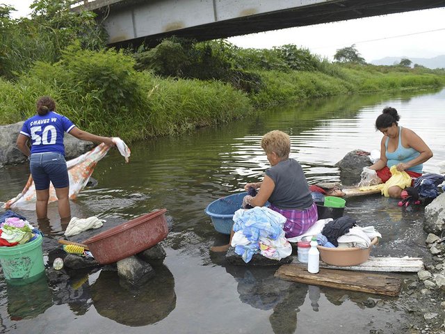 Resultado de imagen para venezolanos lavan en el rÃ­o