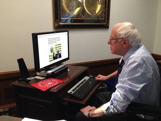 Image of Bernie Sanders supposedly looking at steemit.com on his computer.