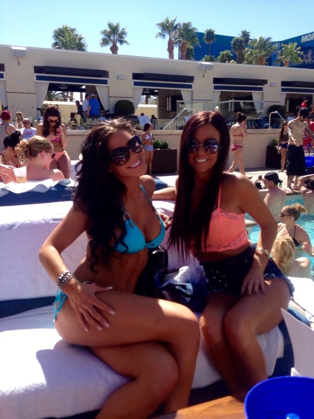 LAS VEGAS POOL PARTY  WET REPUBLIC ULTRA POOL AT THE MGM GRAND 