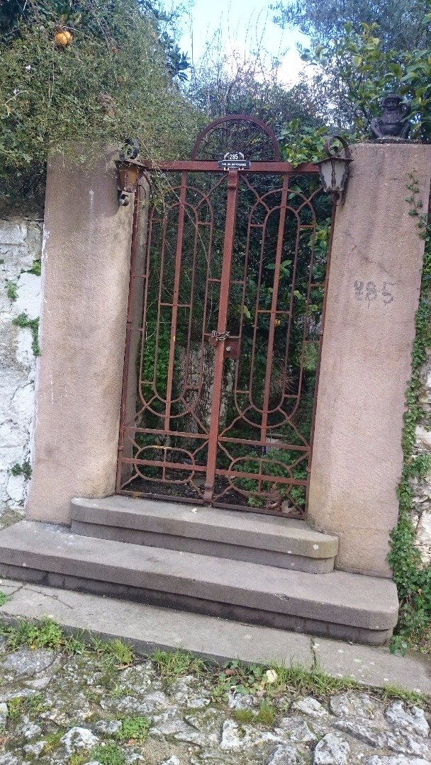 A door to an abandoned house in Vamos