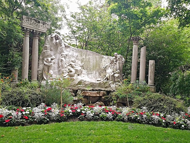 Garden at the entrance to the Tuileries gardens