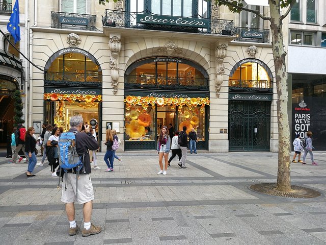 Guerlain shop window