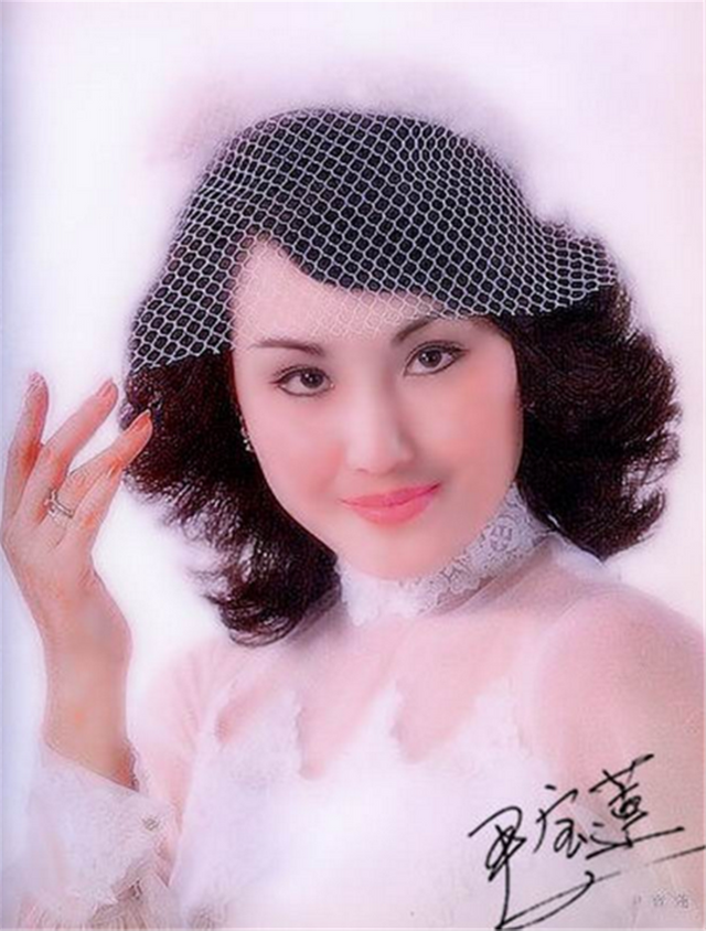 《新白娘子传奇》中的许姣容，78岁了依然如此端庄美丽，怪不得儿子这么帅气！