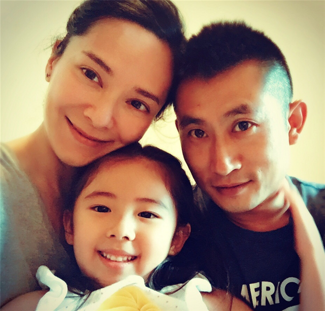 43岁郭羡妮全家照：丈夫是知名导演武艺高强，女儿很漂亮像妈！