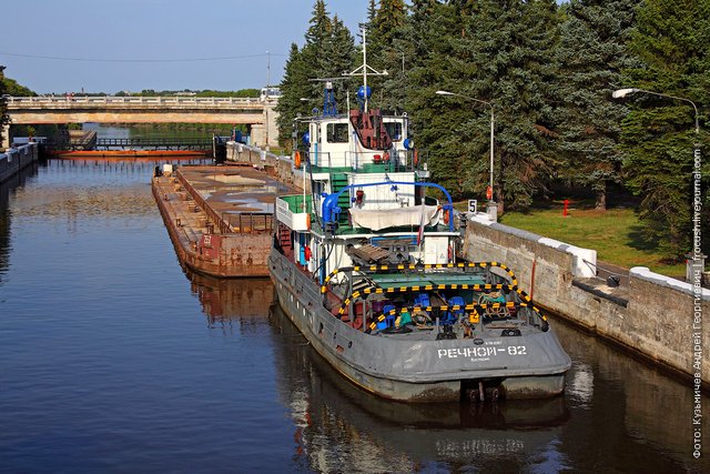 «Речной-82» в камере Угличского шлюза