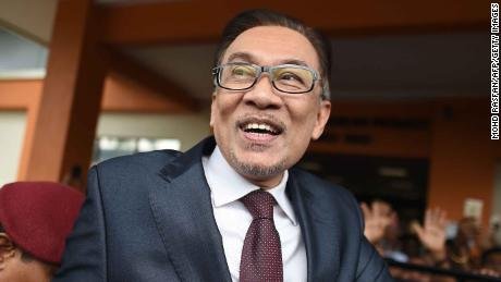 Sinabi ni Anwar Ibrahim ang mga tagasuporta matapos siyang palayain mula sa Rehabilitasyon sa Ospital ng Cheras sa Kuala Lumpur noong Mayo 16, 2018.