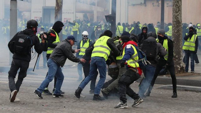 “Żółte kamizelki” – kim są uczestnicy protestów?