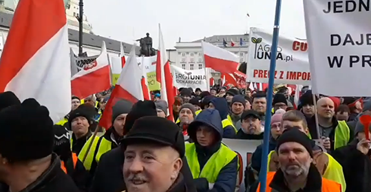Rolnicy protestują w Warszawie: ,,Kończ waść, wstydu oszczędź”