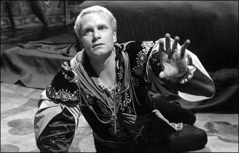 Laurence Olivier in 1948 film production of Hamlet