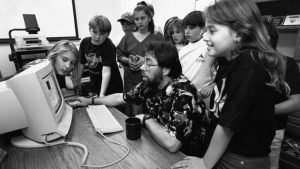 steve-wozniak-teaching-computer-science-to-children