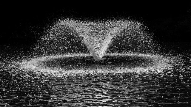 Image of a fountain in the darkness