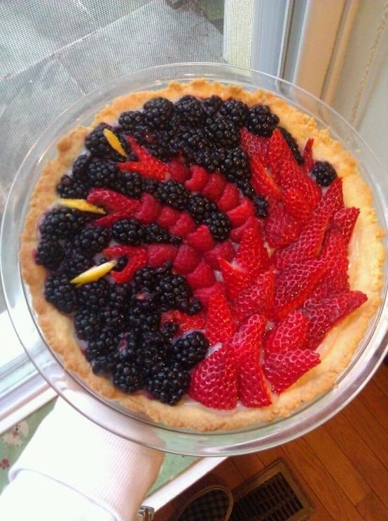 a pie that looks like the targaryen sigil