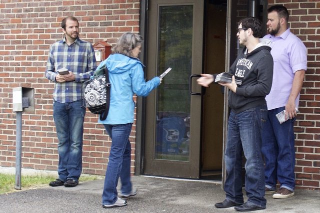 Potential jurors receive Jury Nullification information from volunteers with the Free State Project and Rights Brigade