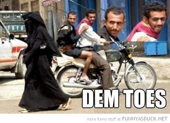 funny-men-bike-woman-burka-dem-toes-pics